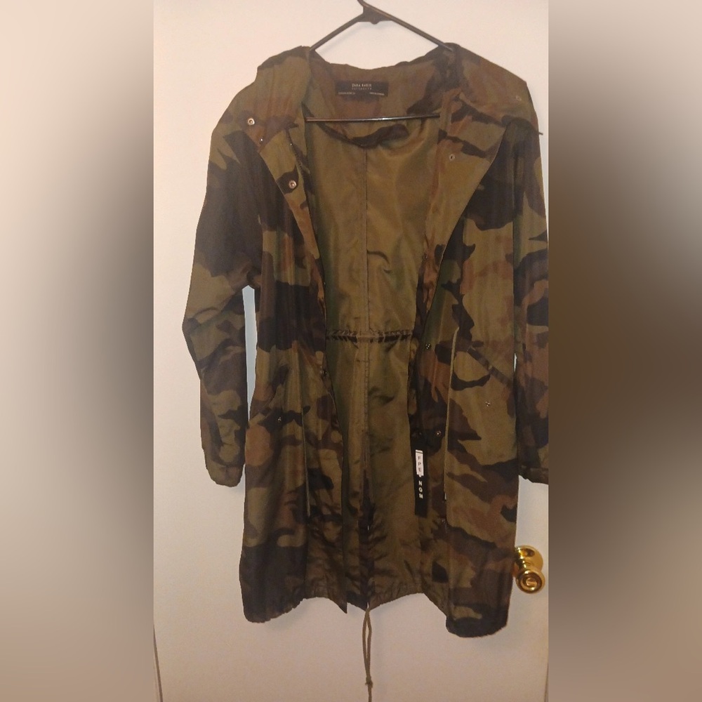 Zara’s Basic Light Weight Rain Jacket Camouflage - image 1
